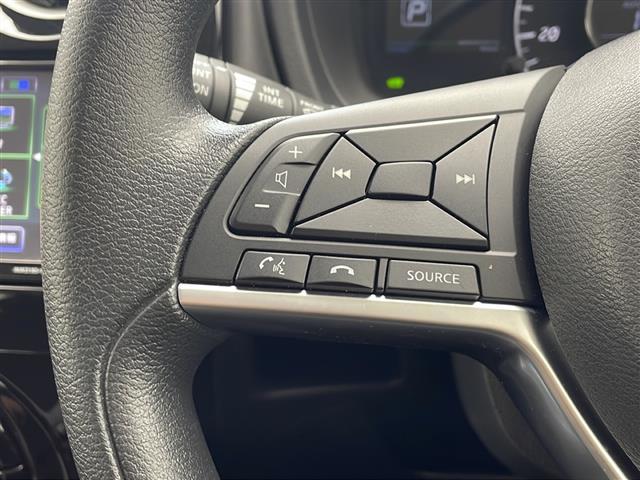 【　ステアリングスイッチ　】手元のスイッチでナビ操作が可能です。非常に便利な機能です。取り付けのナビによってはオプション設定となっております。