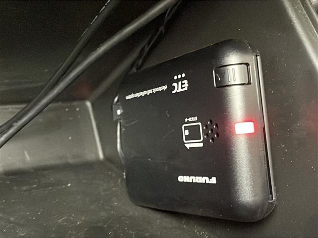 【ＥＴＣ】有料道路を利用する際に料金所で停止することなく通過できる、ＥＴＣ車載器（ノンストップ自動料金収受システム機器）が装備されています。セットアップを行うことで利用可能になります。