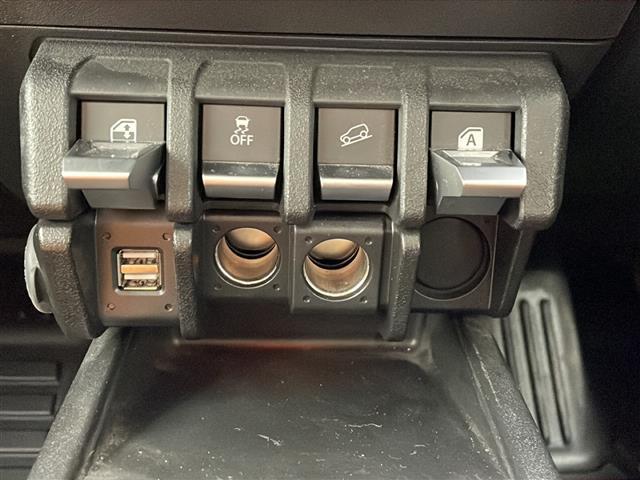 【パワーウインドウ】運転席のスイッチで、各席の窓ガラスの開閉ができます！あると便利ですよね！