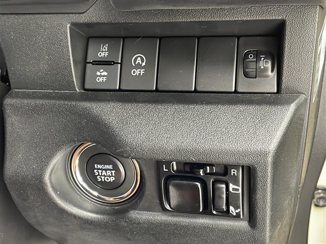 【アイドリングストップ】信号待ちや一時停止時に、エンジンのアイドリングを自動的にストップして、燃費の向上に貢献します！