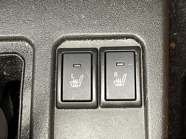 【シートヒーター】シートを温めてくれる暖房機器です！長時間座っていると負担が掛かりやすい背中や腰、または冬場などの寒い日に冷えやすい脚部に快適なぬくもりを伝えます。