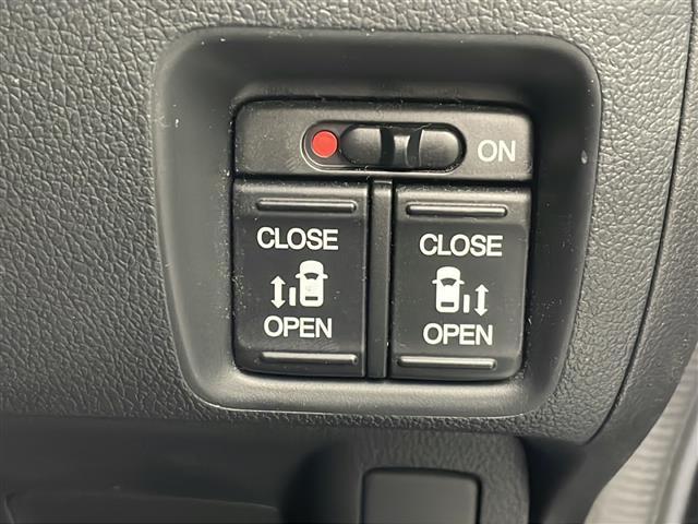 【両側パワースライドドア】小さなお子様でもボタン一つで楽々乗り降り出来ます♪駐車場で両手に荷物を抱えている時でもボタンを押せば自動で開いてくれますので、ご家族でのお買い物にもとっても便利な人気装備♪