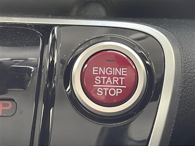 【　スマートキー・プッシュスタート　】鍵を挿さずにポケットに入れたまま鍵の開閉、エンジンの始動まで行えます。