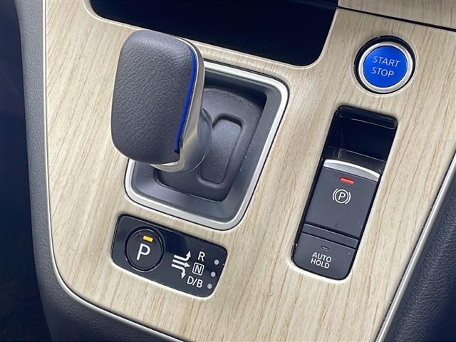 セレナ ｅ－パワー　ハイウェイスターＶ　純正１０インチナビ　フルセグＴＶ　ＤＶＤ　Ｂｌｕｅｔｏｏｔｈ　フリップダウンモニター　アラウンドビューモニター　ＥＴＣ　ドライブレコーダー　両側パワースライドドア　プロパイロット　クリアランスソナー（11枚目）