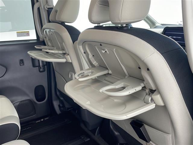 セレナ ｅ－パワー　ハイウェイスターＶ　純正１０インチナビ　フルセグＴＶ　ＤＶＤ　Ｂｌｕｅｔｏｏｔｈ　フリップダウンモニター　アラウンドビューモニター　ＥＴＣ　ドライブレコーダー　両側パワースライドドア　プロパイロット　クリアランスソナー（15枚目）