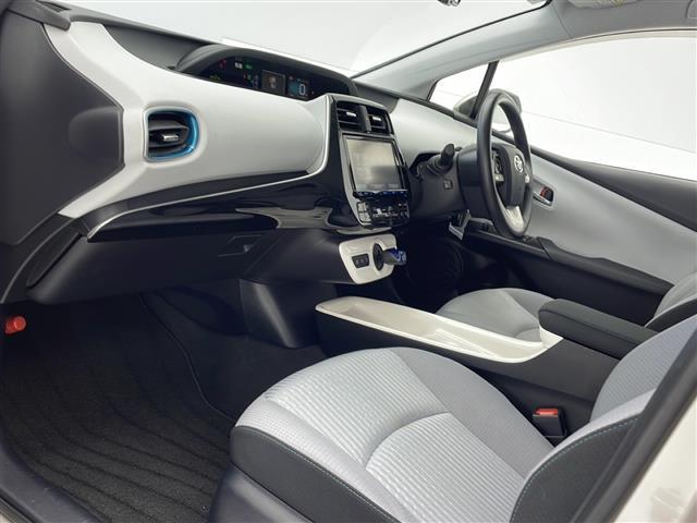 プリウス Ａ　禁煙車　純正９型ナビ　ＤＶＤ　Ｂｌｕｅｔｏｏｔｈ　フルセグＴＶ　トヨタセーフティセンス　前後ドラレコ　ブラインドスポットモニター　ヘッドアップディスプレイ　社外アルミホイール　オートハイビーム　ＥＴＣ（19枚目）