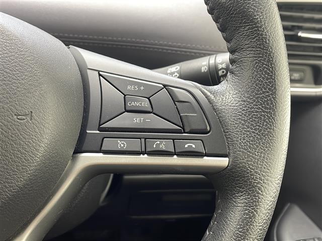 【　クルーズコントロール　】高速道路で便利なクルーズコントロールも装着済み。アクセルを離しても一定速度で走行ができる装備です。加速減速もスイッチ操作でＯＫです。