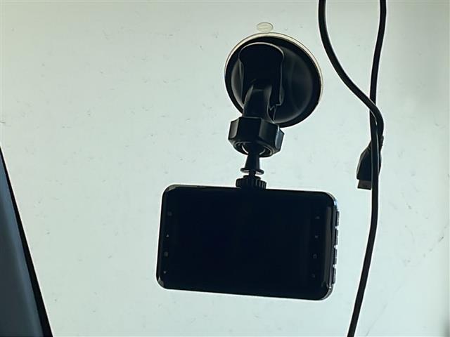 【ドライブレコーダー】映像・音声などの運転中の記録を残します。事故などを起こした起こされた時の証拠になりえますので、もしも時でも安心ですね。