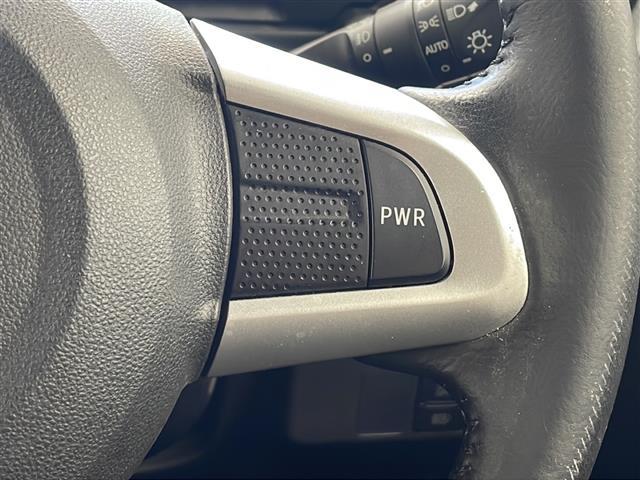 【ステアリングスイッチ】手元のボタンから、オーディオやナビなどの操作ができるので、よそ見をせずに安全に運転に集中できます！