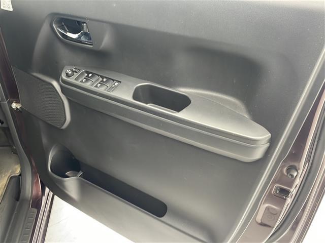 【パワーウインドウ】運転席のスイッチで、各席の窓ガラスの開閉ができます！あると便利ですよね！