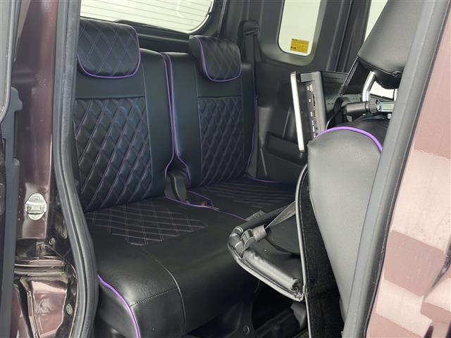 【後部座席】大人が座っても余裕のある広さです！！頭上や足元のスペースも広く取ってあります！