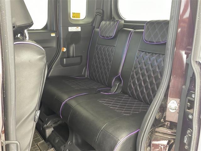 【後部座席】大人が座っても余裕のある広さです！！頭上や足元のスペースも広く取ってあります！