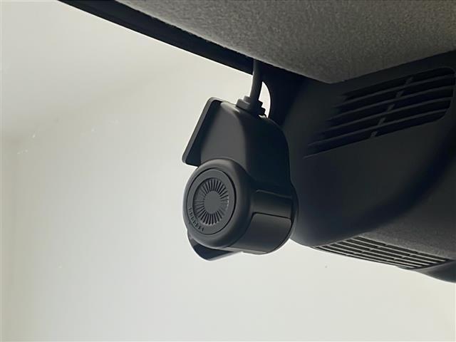 【ドライブレコーダー】映像・音声などの運転中の記録を残します。事故などを起こした起こされた時の証拠になりえますので、もしも時でも安心ですね。