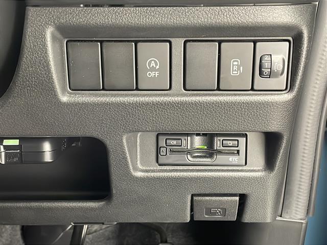 【ＥＴＣ】有料道路を利用する際に料金所で停止することなく通過できる、ＥＴＣ車載器（ノンストップ自動料金収受システム機器）が装備されています。セットアップを行うことで利用可能になります。