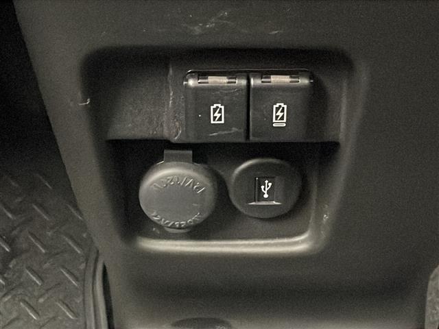 【アクセサリーソケット（電源ソケット）】電源からケーブルをつなげば、スマートフォンなどの電子機器の充電などを行うことができます！ゲーム機器や、カメラの充電にも便利ですね。