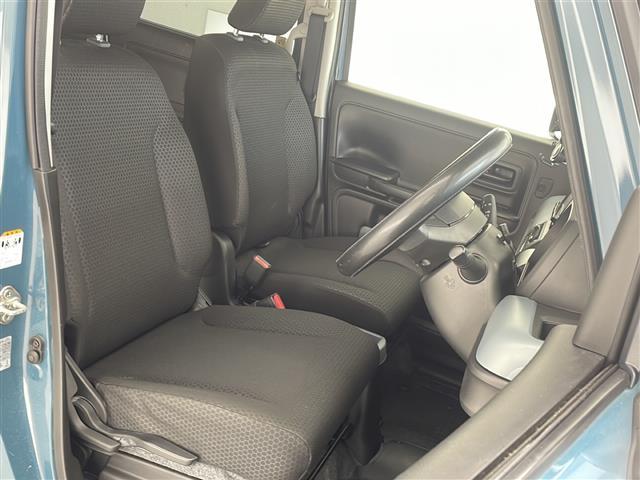 【運転席】座り心地が良いシートなので長時間の運転でも快適にお過ごしいただけます。新品のフロアマットのご注文も可能です。掲載箇所以外にご希望の写真がございましたらお気軽にお問い合わせ下さい。