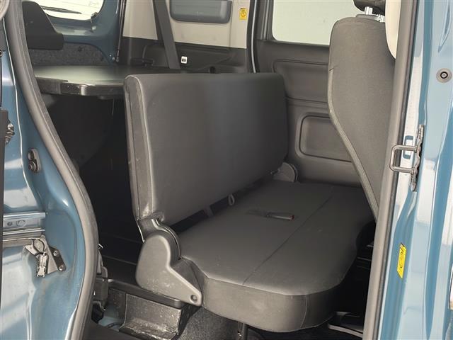 【後部座席】大人が座っても余裕のある広さです！！頭上や足元のスペースも広く取ってあります！