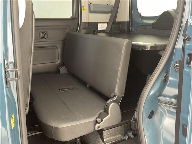 【後部座席】大人が座っても余裕のある広さです！！頭上や足元のスペースも広く取ってあります！