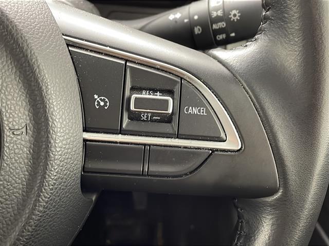【　ステアリングスイッチ　】手元のスイッチでナビ操作が可能です。非常に便利な機能です。取り付けのナビによってはオプション設定となっております。