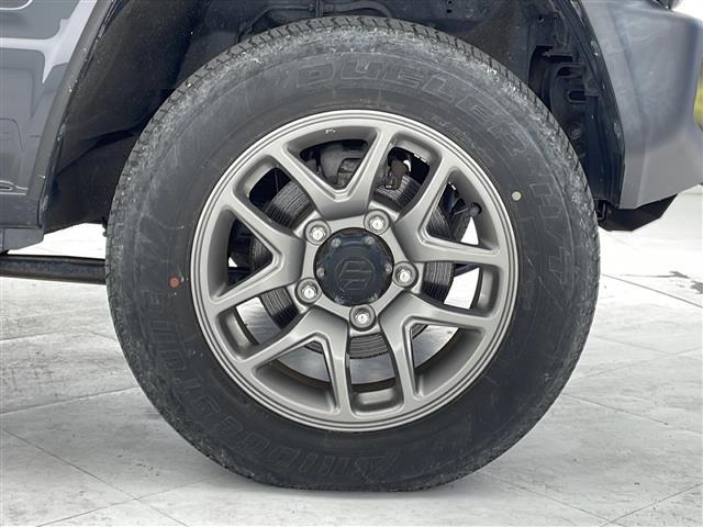 【純正アルミホイール】専用のアルミなので、お車のイメージにぴったり。社外のアルミやスタッドレスタイヤも取り扱いございます。ドレスアップもカスタマイズもお任せください。