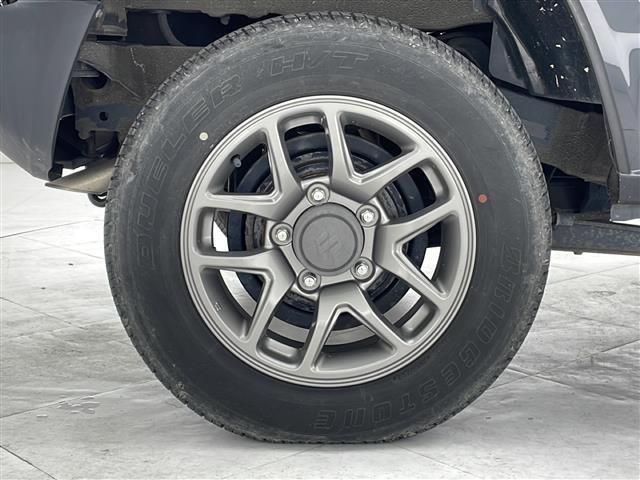 【純正アルミホイール】専用のアルミなので、お車のイメージにぴったり。社外のアルミやスタッドレスタイヤも取り扱いございます。ドレスアップもカスタマイズもお任せください。