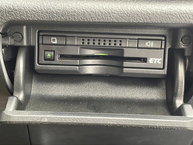 クラウンハイブリッド ロイヤルサルーンＧ　純正８インチナビ　フルセグＴＶ　Ｂｌｕｅｔｏｏｔｈ　ＣＤ　ＤＶＤ　全方位カメラ　ドライブレコーダー　ＥＴＣ　クルーズコントロール　スマートキー　ステアリングスイッチ　ＬＥＤヘッドライト　電動格納ミラー（6枚目）