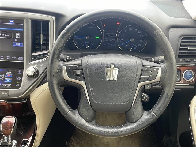 クラウンハイブリッド ロイヤルサルーンＧ　純正８インチナビ　フルセグＴＶ　Ｂｌｕｅｔｏｏｔｈ　ＣＤ　ＤＶＤ　全方位カメラ　ドライブレコーダー　ＥＴＣ　クルーズコントロール　スマートキー　ステアリングスイッチ　ＬＥＤヘッドライト　電動格納ミラー（7枚目）