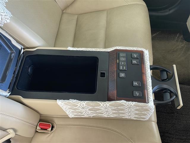 クラウンハイブリッド ロイヤルサルーンＧ　純正８インチナビ　フルセグＴＶ　Ｂｌｕｅｔｏｏｔｈ　ＣＤ　ＤＶＤ　全方位カメラ　ドライブレコーダー　ＥＴＣ　クルーズコントロール　スマートキー　ステアリングスイッチ　ＬＥＤヘッドライト　電動格納ミラー（11枚目）