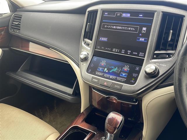 クラウンハイブリッド ロイヤルサルーンＧ　純正８インチナビ　フルセグＴＶ　Ｂｌｕｅｔｏｏｔｈ　ＣＤ　ＤＶＤ　全方位カメラ　ドライブレコーダー　ＥＴＣ　クルーズコントロール　スマートキー　ステアリングスイッチ　ＬＥＤヘッドライト　電動格納ミラー（15枚目）