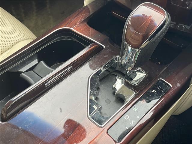 クラウンハイブリッド ロイヤルサルーンＧ　純正８インチナビ　フルセグＴＶ　Ｂｌｕｅｔｏｏｔｈ　ＣＤ　ＤＶＤ　全方位カメラ　ドライブレコーダー　ＥＴＣ　クルーズコントロール　スマートキー　ステアリングスイッチ　ＬＥＤヘッドライト　電動格納ミラー（16枚目）