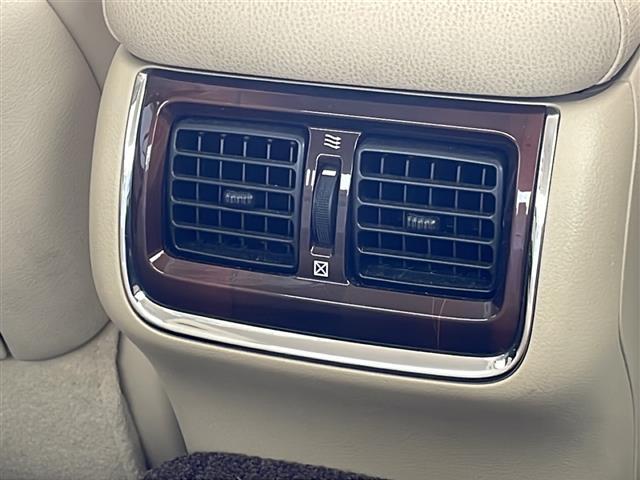 クラウンハイブリッド ロイヤルサルーンＧ　純正８インチナビ　フルセグＴＶ　Ｂｌｕｅｔｏｏｔｈ　ＣＤ　ＤＶＤ　全方位カメラ　ドライブレコーダー　ＥＴＣ　クルーズコントロール　スマートキー　ステアリングスイッチ　ＬＥＤヘッドライト　電動格納ミラー（19枚目）