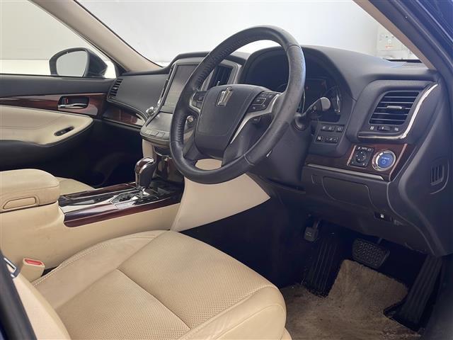 クラウンハイブリッド ロイヤルサルーンＧ　純正８インチナビ　フルセグＴＶ　Ｂｌｕｅｔｏｏｔｈ　ＣＤ　ＤＶＤ　全方位カメラ　ドライブレコーダー　ＥＴＣ　クルーズコントロール　スマートキー　ステアリングスイッチ　ＬＥＤヘッドライト　電動格納ミラー（20枚目）