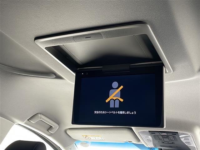 【後席モニター（フリップダウンモニター）】後部座席からも、ＤＶＤや映画・ライブ映像など様々な動画が楽しめドライブが退屈しません！※機種によって接続できる映像が異なります。