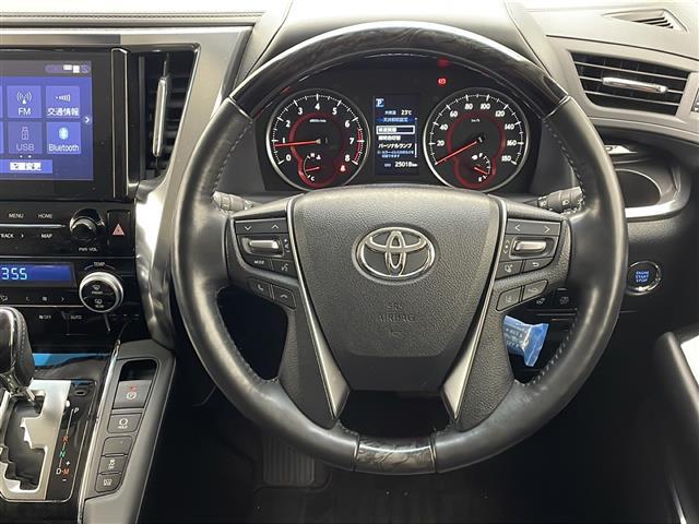 【ステアリング】軽い力で扱いやすいハンドルです。目立つ傷やスレなどなく綺麗な状態です！「プレミアム抗菌コートＧ」をいれていただくとさらに快適に！清潔なお車はお子様にも安心ですね！