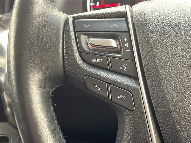 【ステアリングスイッチ】手元のボタンから、オーディオやナビなどの操作ができるので、よそ見をせずに安全に運転に集中できます！