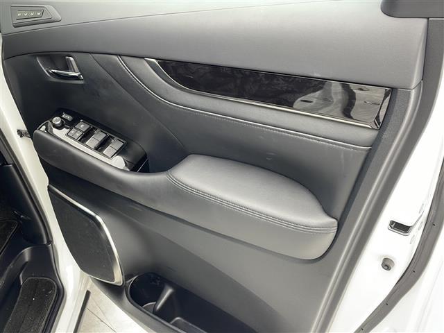 【パワーウインドウ】運転席のスイッチで、各席の窓ガラスの開閉ができます！あると便利ですよね！