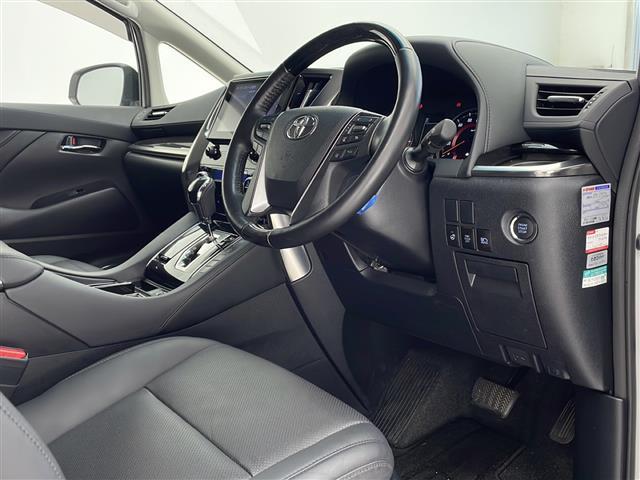 【運転席】座り心地が良いシートなので長時間の運転でも快適にお過ごしいただけます。新品のフロアマットのご注文も可能です。掲載箇所以外にご希望の写真がございましたらお気軽にお問い合わせ下さい。