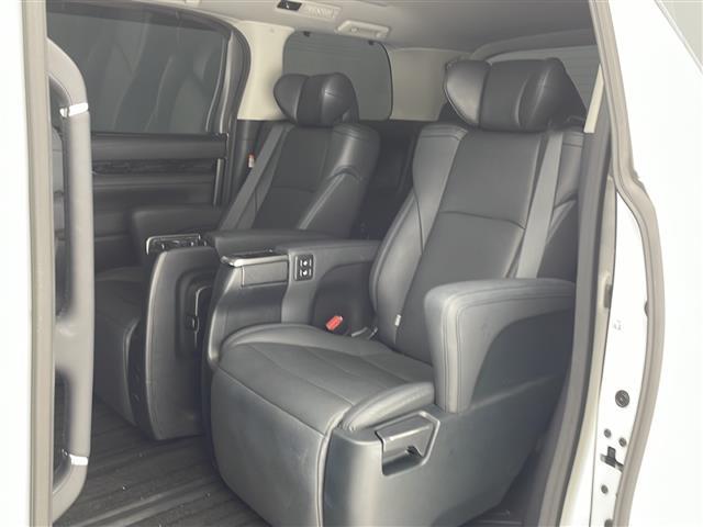 【セカンドシート】２列目もゆったりドライブを楽しめます。掲載箇所以外にご希望の写真がございましたらお気軽にお問い合わせ下さい。フロアマットは汚れが気になる場合は新品のご注文も承ります。