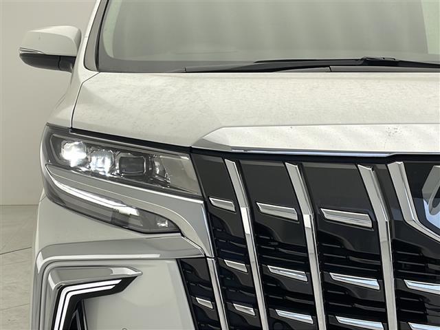 【ＬＥＤヘッドライト】消費する電力が少なく耐久年数が長いのが特徴のヘッドライトです。さらに長持ちさせたい方は、ヘッドライト・フロントガラスなどのコーティングもご用意しています。