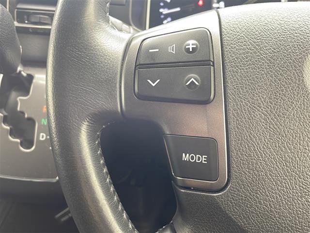 【　ステアリングスイッチ　】手元のスイッチでナビ操作が可能です。非常に便利な機能です。取り付けのナビによってはオプション設定となっております。