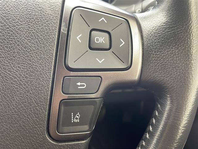 【　ステアリングスイッチ　】手元のスイッチでナビ操作が可能です。非常に便利な機能です。取り付けのナビによってはオプション設定となっております。
