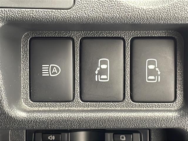 【両側パワースライドドア】小さなお子様でもボタン一つで楽々乗り降り出来ます♪駐車場で両手に荷物を抱えている時でもボタンを押せば自動で開いてくれますので、ご家族でのお買い物にもとっても便利な人気装備♪