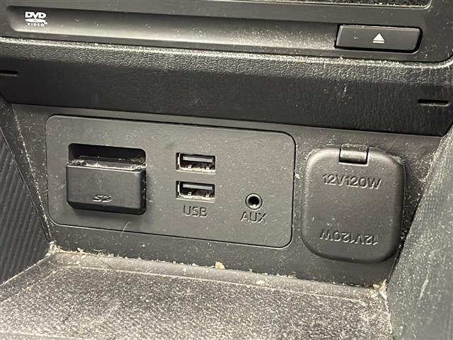 【ＵＳＢ端子】ＵＳＢ接続もついていますので携帯などの電子機器の充電にも使えて便利です♪