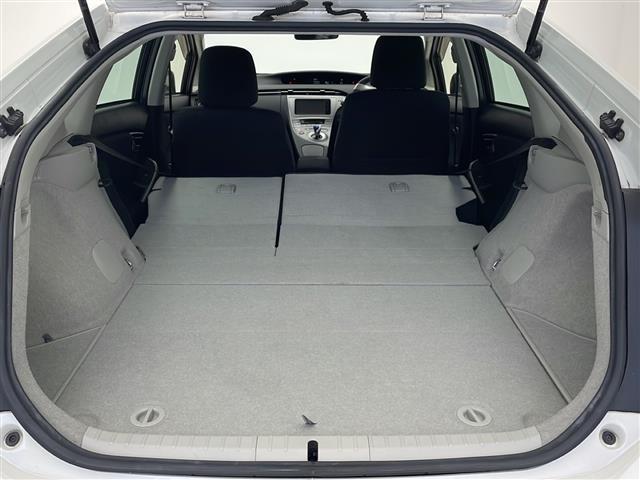 【ラゲッジスペース】リアシートを倒せばこの大容量！！ダンボールなどの大きい荷物も釣り具などの長尺物まで様々載せられそうです！！