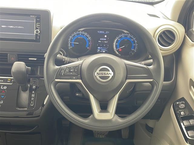 【ステアリング】軽い力で扱いやすいハンドルです。目立つ傷やスレなどなく綺麗な状態です！「プレミアム抗菌コートＧ」をいれていただくとさらに快適に！清潔なお車はお子様にも安心ですね！