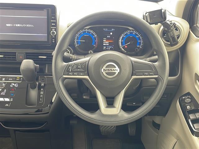 【ステアリング】軽い力で扱いやすいハンドルです。目立つ傷やスレなどなく綺麗な状態です！「プレミアム抗菌コートＧ」をいれていただくとさらに快適に！清潔なお車はお子様にも安心ですね！