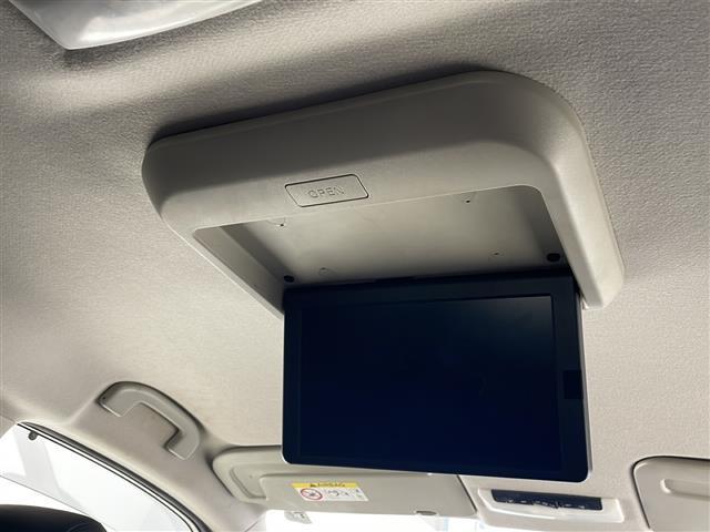 【　フリップダウンモニター　】天井にはフリップダウンモニターも装備されております♪お子様など、ロングドライブでも退屈せず楽しくお過ごしいただけます。