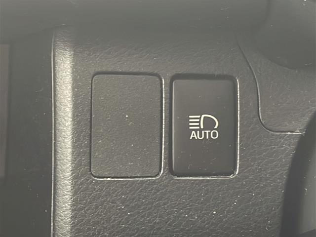 【オートマチックハイビーム】先行車や対向車などを検知して、ハイビームとロービームを自動的に切り替えてくれます！まわりのドライバーに眩しい思いをさせることなく、運転に集中しやすい視界を確保します。