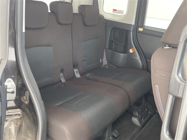 【　セカンドシート　】２列目も広々お乗りいただけます。