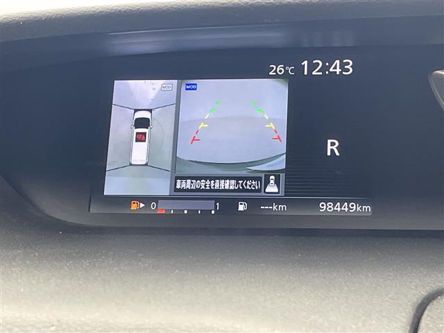 【全方位モニター】まるでクルマを真上から見下ろしたかのような視点で駐車をサポートします！クルマの斜め後ろや真横など、前後左右の４つのカメラの映像が合成されて、モニターに映し出されます。